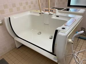 機能浴槽のある浴室  