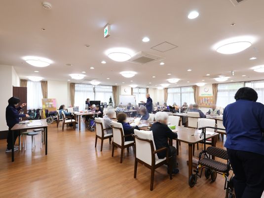 活動する人々の明るいダイニングルーム