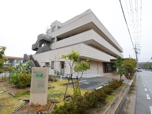 施設の外観と入口