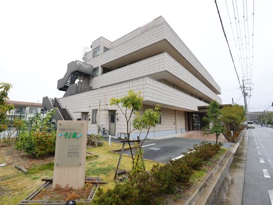 施設の外観と入口