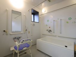 バリアフリー設計の浴室