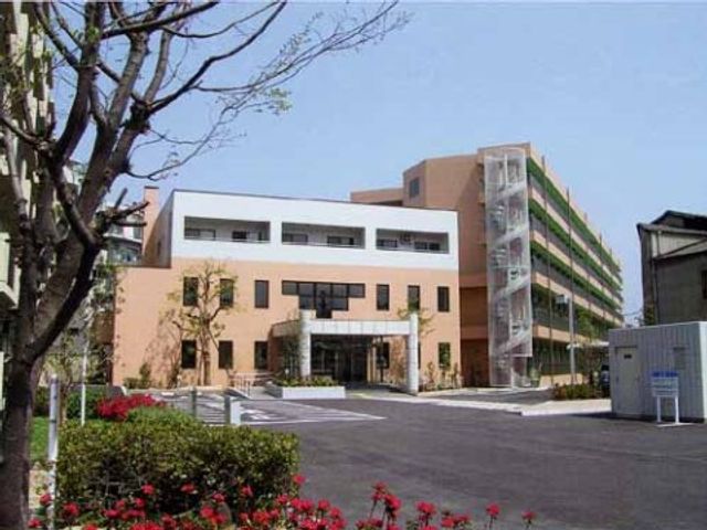 明るいケアセンター外観 外観 広々とした敷地に佇むモダンな建物です。四季折々の植栽が彩りを添え、訪れる方々をやさしく迎え入れます。