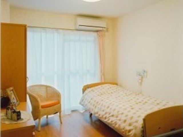 ゆったりした個室の空間 居室 ゆとりを持った造りと柔らかな光が差し込む個室には、快適な生活を支える家具が整っています。