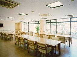 明るい食堂の様子