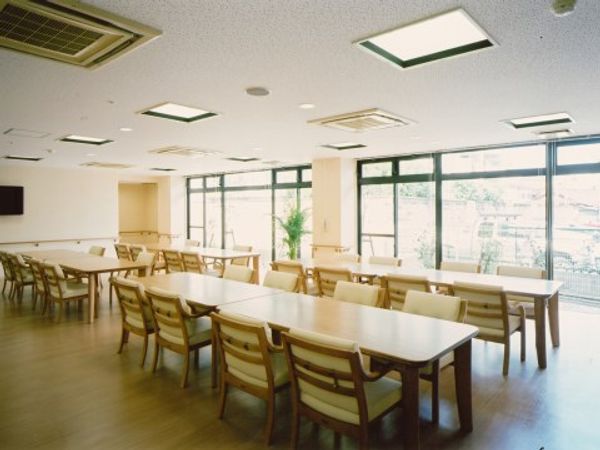 明るい食堂の様子