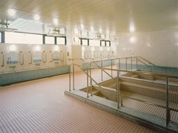 広々とした明るい浴室