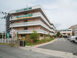 広々した施設の外観