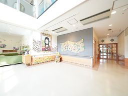 明るいロビーの風景