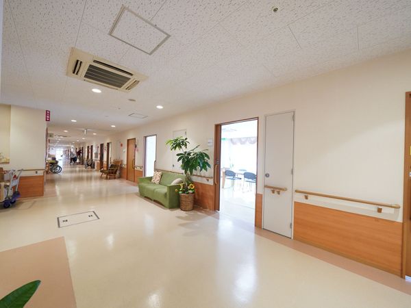 明るい広々とした廊下