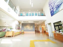 明るい空間とカラフルな装飾