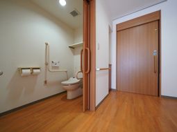 バリアフリー設計のトイレ