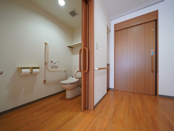 バリアフリー設計のトイレ