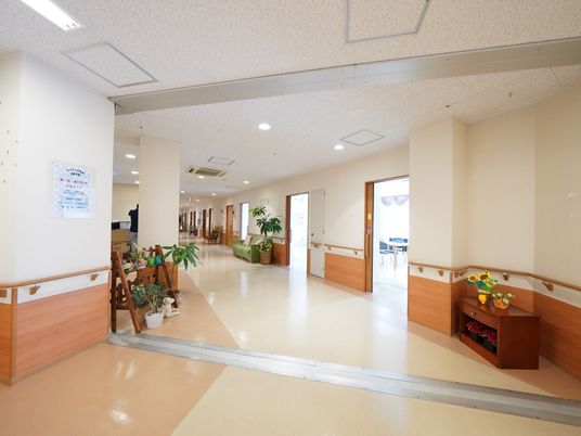 明るく広々とした廊下