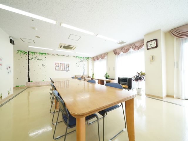 広々とした共有スペース 共有スペース 窓から自然光が差し込み、温もりある食堂では自由に過ごすことができます。壁には季節感を感じさせる装飾が施されていて、潤いのある空間です。