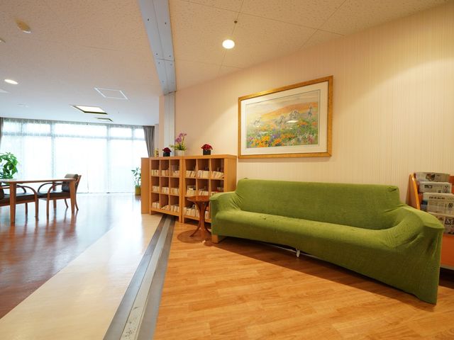 温かみのあるラウンジ空間 共有スペース ゆったりしたソファと本棚が設置され、憩いの時間を提供する落ち着いたラウンジです。勤務中の休息や交流の場としても適しています。