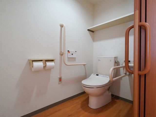 バリアフリートイレ トイレ 手すり設置の清潔なトイレで、どなたでも快適にご利用いただけます。ゆとりの空間で安心してお過ごしいただける環境です。