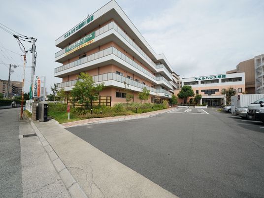 緑豊かな施設外観