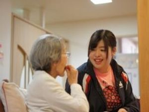 笑顔の女性と利用者