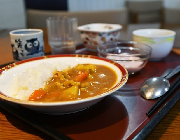 多彩な食事の一例 ダイニングルーム 栄養バランスのとれた食事が提供され、季節の食材を味わえます。温かい家庭の味を楽しめます。