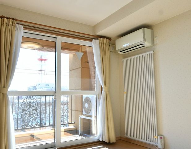 自然光が入る居室 居室 大きな窓からたっぷりと自然光が差し込む居室です。リラックスしたひと時をお過ごしいただけます。