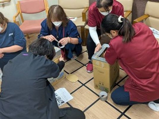 職員が作業する多目的室  