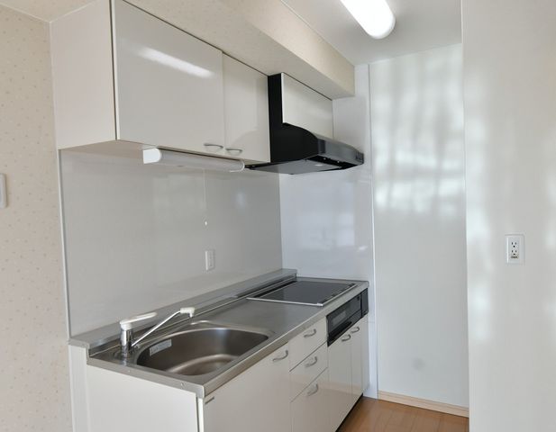 モダンなキッチン空間 キッチン シンプルで使いやすいキッチンは、収納も充実しており、調理を快適に行えます。