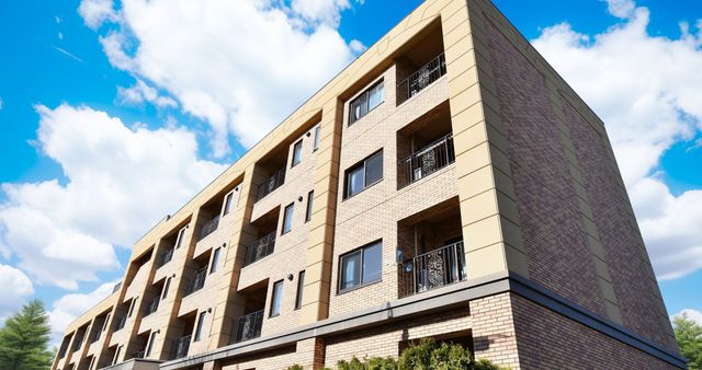 青空の下の建物外観 外観 太陽の光を浴びた建物は、明るい職場環境を提供しています。空の青が印象的です。