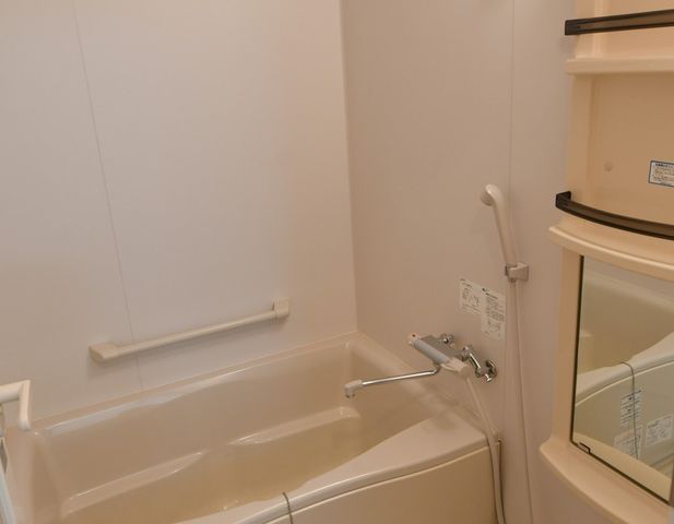 手すり付きの浴槽 浴室 浴槽には手すりが設置され、使いやすい設計です。安全面に配慮した設備が整っています。