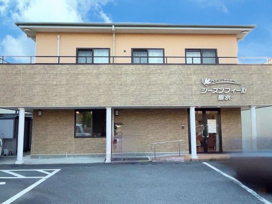 緑に囲まれた建物外観
