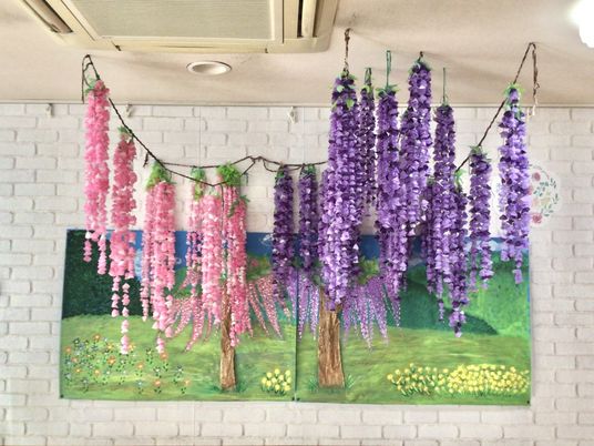 明るい壁の花の装飾