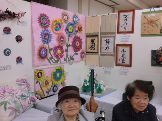手作り作品と笑顔の高齢者