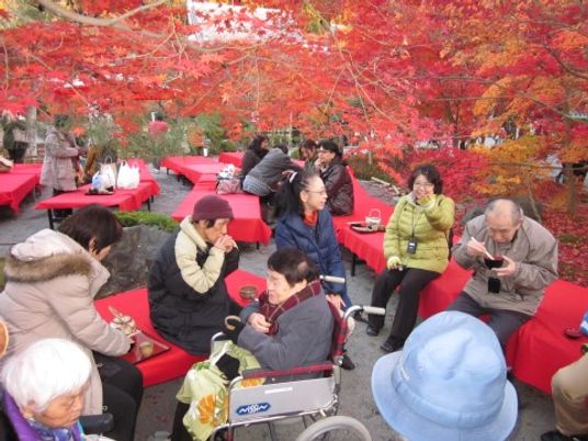 紅葉の中の休憩時間