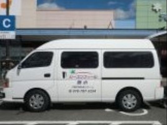 白い送迎車両