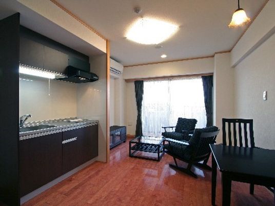 居室内キッチンと椅子付き