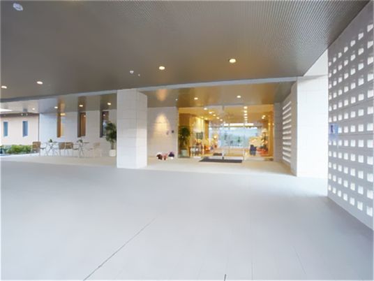 広々とした明るいエントランス