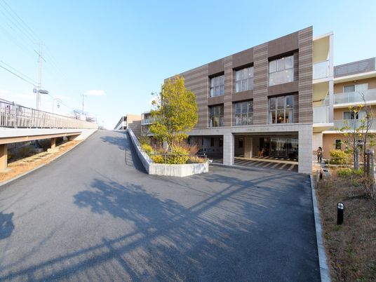 モダンな外観の建物