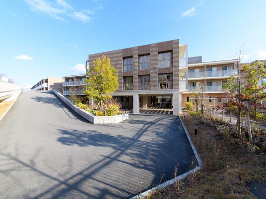 モダンな外観の建物