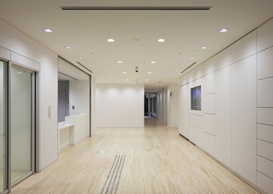 明るく清潔な廊下