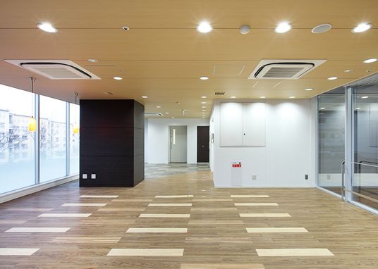 自然光が入る明るい部屋