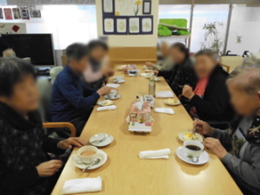 食事を楽しむ人々の食堂