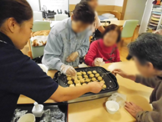 和気あいあいの室内