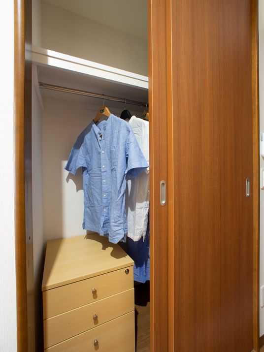 開いたクローゼットと箪笥