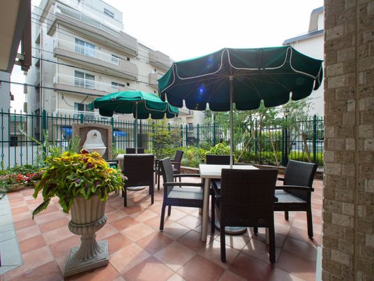 屋外テーブルと傘の中庭