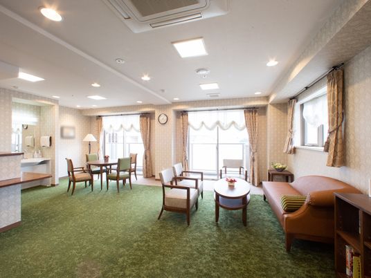 居心地の良い明るいラウンジ