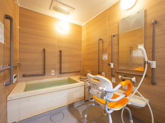 バリアフリー設計の浴室