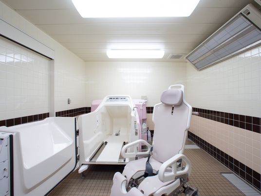バリアフリー設計の浴室