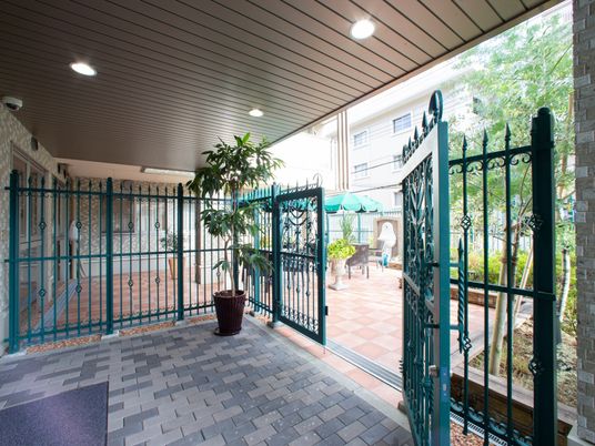 エントランスと庭の風景