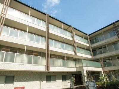 晴れた日の施設外観