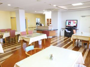 明るい共用ダイニングルーム