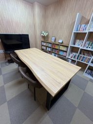 本と棚がある和室